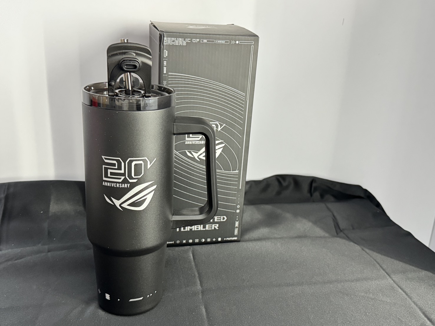 榮耀 20 年的無懼軌跡!敗家之眼 ROG 週年特展進駐中山商圈 終極配備曝光 10 ROG酷潮保溫杯。(圖/記者 孟圓琦攝)