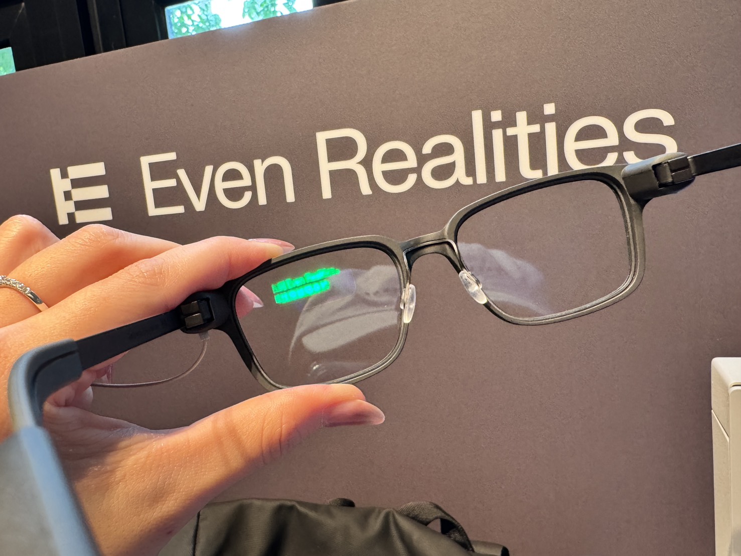 隱私優先!Even Realities G2智慧眼鏡支援 35 種語言翻譯與懸浮顯示、8月重磅登台 3 Even G2 可透過 Even AI 快速取得 AI 回答與資訊協助、使用對話即時顯示逐字稿、AI 提示與 AI 摘要,或將路線指引自然融入視野。(圖/記者 孟圓琦攝)