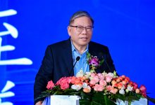 董事長沈慶芳於動土典禮致詞時表示， AI正以前所未有的速度重塑全球產業，從AI伺服器、高速光模塊，到AI終端、智能車，高階PCB已成為支撐AI時代的重要「基礎設施」。（圖／臻鼎提供）