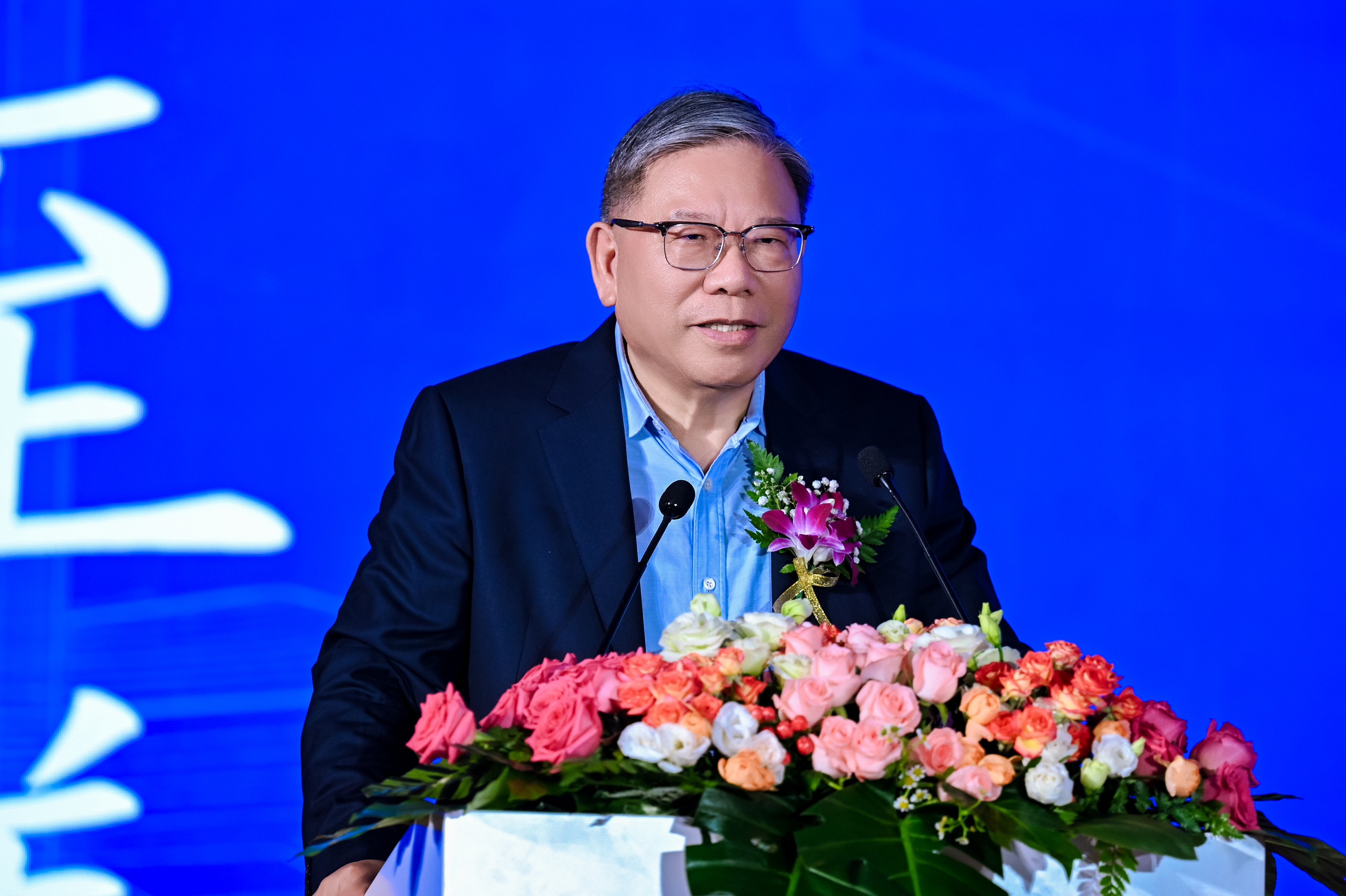 董事長沈慶芳於動土典禮致詞時表示， AI正以前所未有的速度重塑全球產業，從AI伺服器、高速光模塊，到AI終端、智能車，高階PCB已成為支撐AI時代的重要「基礎設施」。（圖／臻鼎提供）