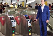 Apple Pay使用者可從「錢包」App中啟用Apple Pay「快速交通模式（ECP）」，之後僅需將iPhone靠近閘門感應區，即可通過，無需解鎖或將裝置喚醒。（圖／北捷提供）