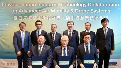 臺灣無人機產業進軍日本 台廠攜3日企深化離島醫療與物流應用 6 經濟部龔明鑫部長、駐日大使李逸洋在日本東京見證「臺日先進空中運輸暨無人機系統產業技術合作」三項合作協議(MOU)。(圖/經濟部提供)