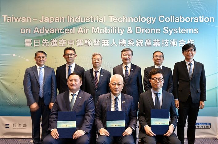 經濟部龔明鑫部長、駐日大使李逸洋在日本東京見證「臺日先進空中運輸暨無人機系統產業技術合作」三項合作協議（MOU）。（圖／經濟部提供）