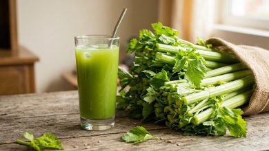 每天喝芹菜汁有什麼好處?研究揭4大健康潛力:降低身體發炎 3 一杯清爽的芹菜汁不僅能補充水分,也含有多種維生素與礦物質。(圖/AI生成)