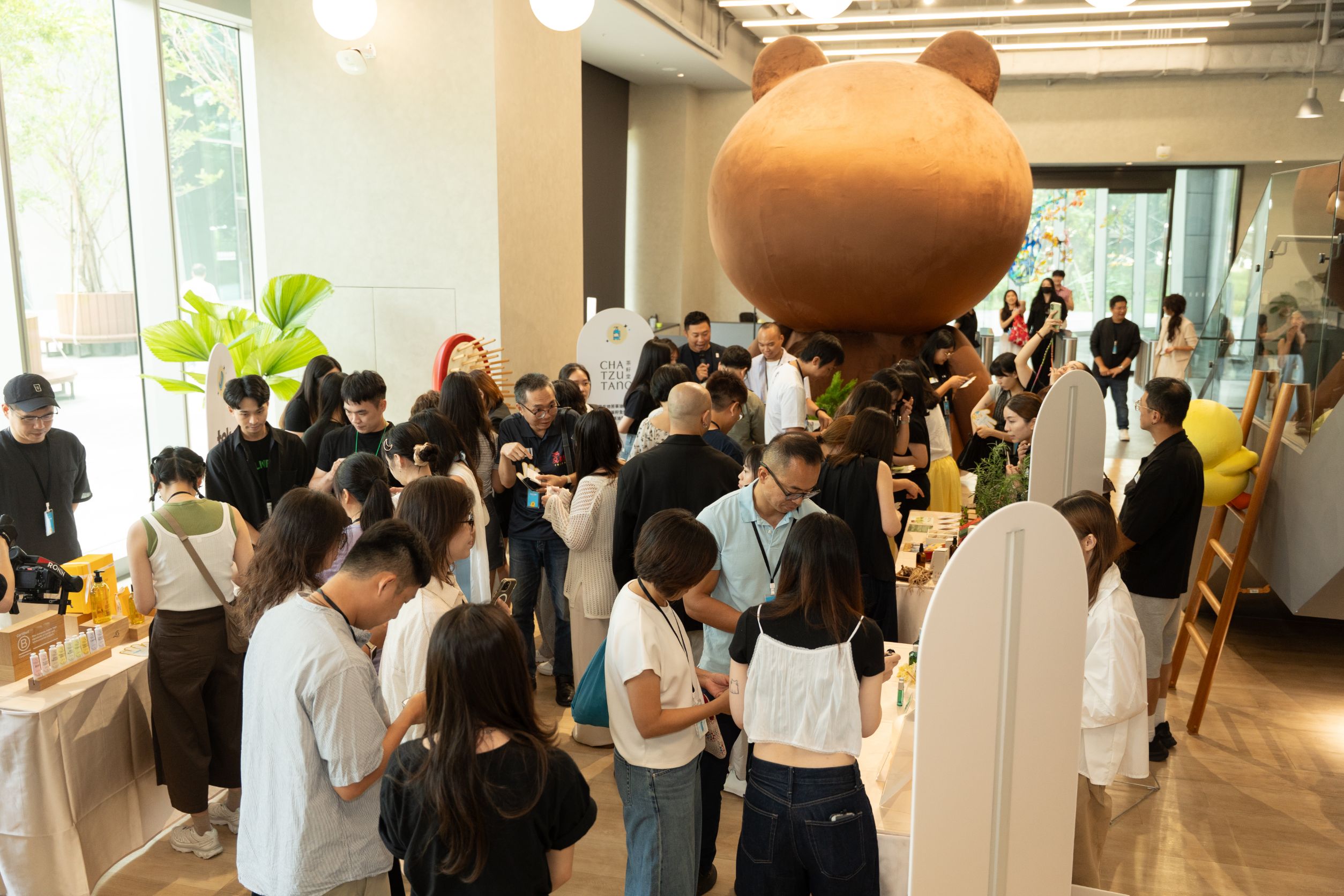 LINE禮物迎 5 週年!成為新世代傳遞心意重要社交入口 5 擊掌節活動現場攤位主打限量商品。(圖/LINE提供)