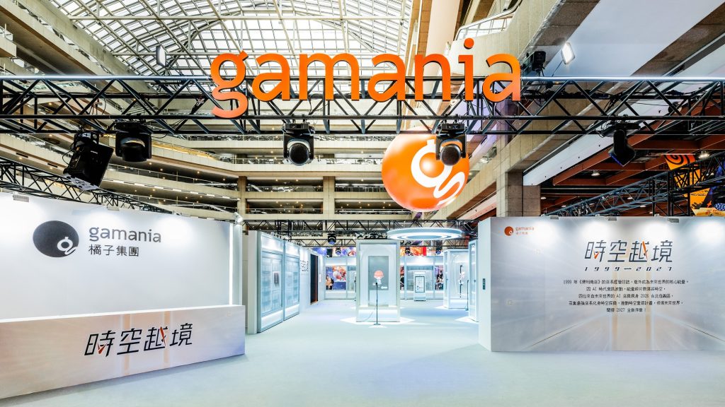 精選 4 橘子集團以「Gamania AI:時空越境」為主題參展漫畫博覽會,首度公開UTUX系統《便利商店》2027未來互動場景。 (圖/橘子集團提供)