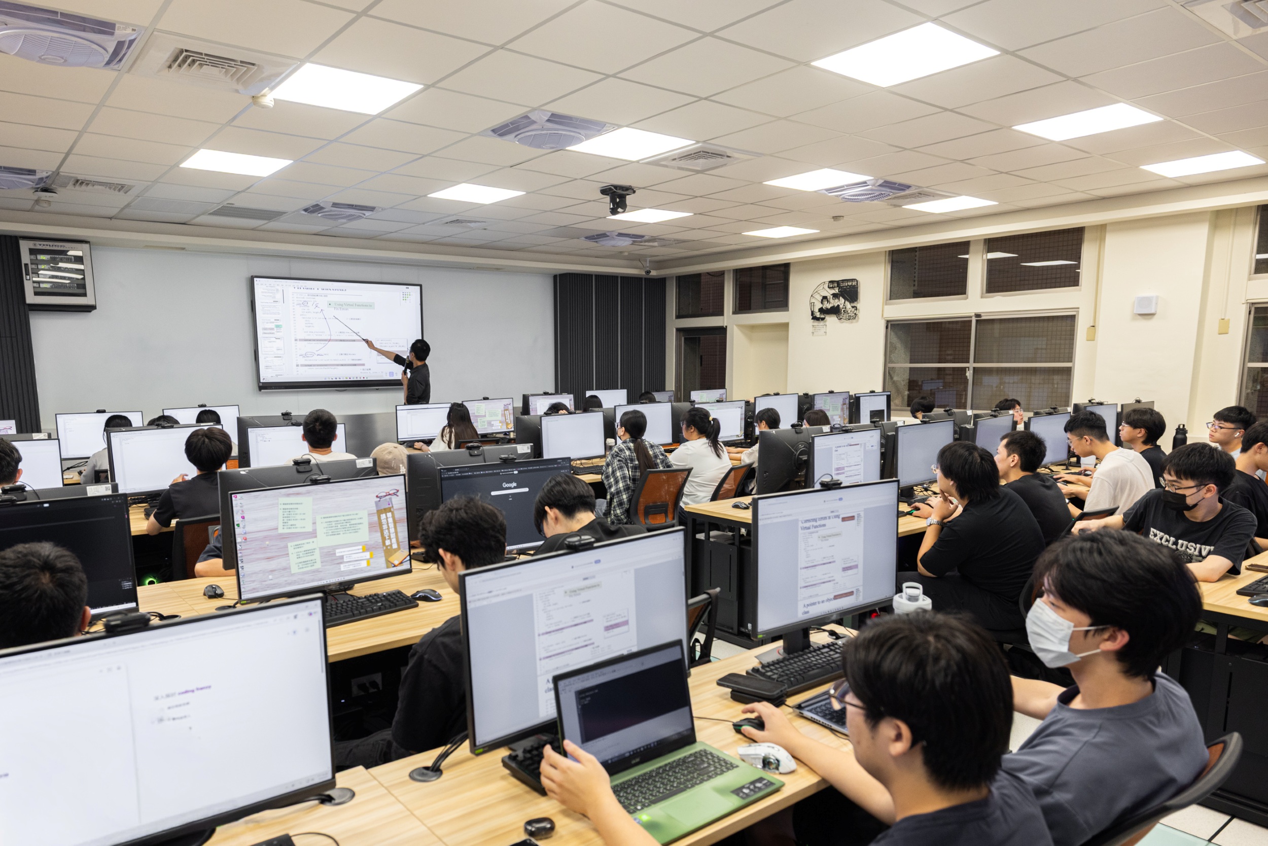 ViewSonic聯手東海大學開創沉浸式教學 翻轉AI互動、打造智慧校園 4 AI PC教室_程式設計課運用互動顯示器及數位白板。(圖/ViewSonic提供)