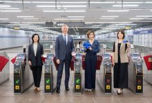 Visa 宣布與捷運合作，自 7 月 1 日起，民眾與來台旅客可持 Visa 信用卡、簽帳金融卡，或透過 Apple Pay 等行動支付工具感應進出台北捷運閘門。（圖／台灣 Visa提供）