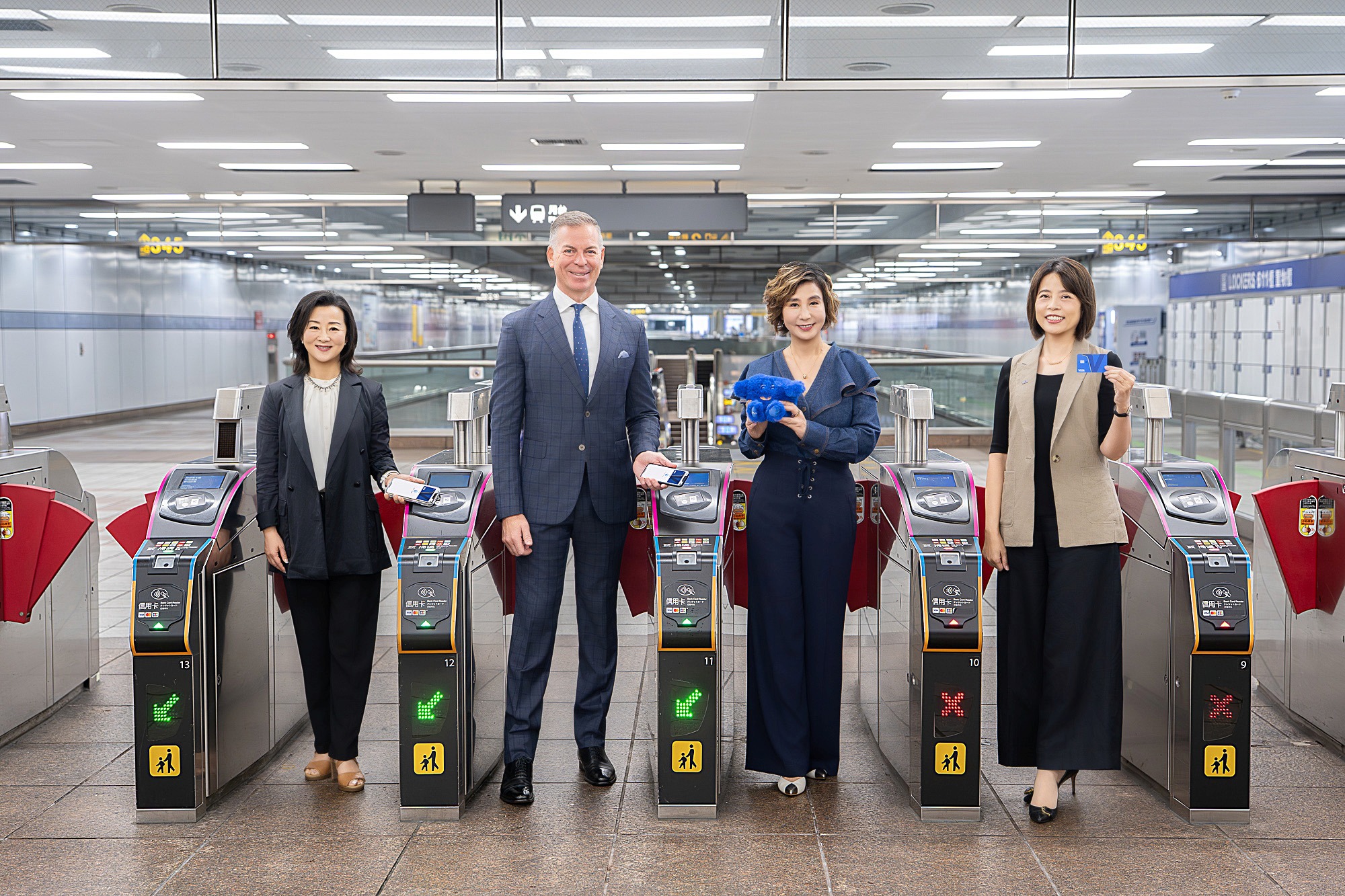 Visa 宣布與捷運合作，自 7 月 1 日起，民眾與來台旅客可持 Visa 信用卡、簽帳金融卡，或透過 Apple Pay 等行動支付工具感應進出台北捷運閘門。（圖／台灣 Visa提供）