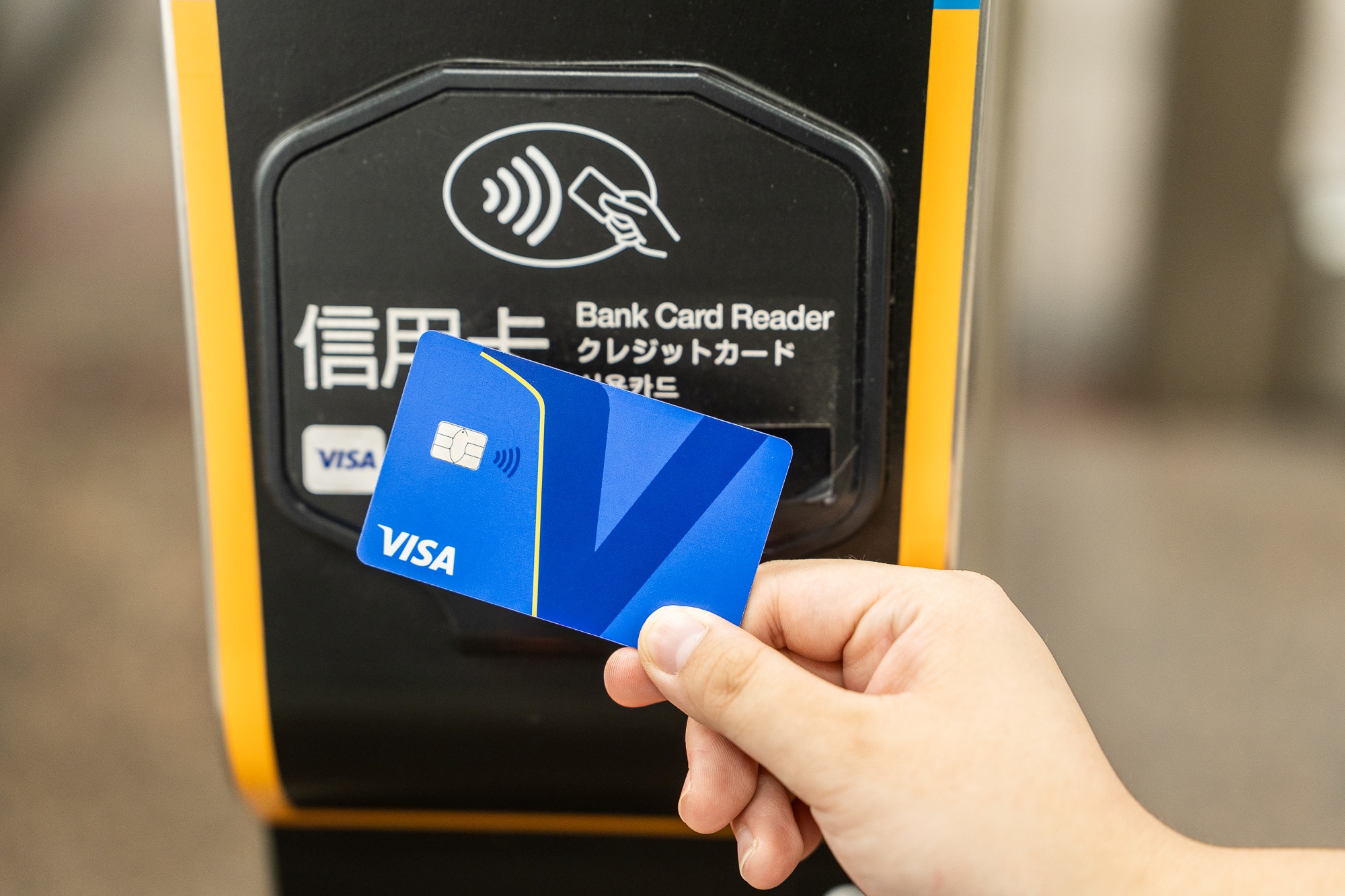 感應支付已占 Visa 全球實體交易近八成，成為首選支付方式，Visa 與台北捷運合作打造「一嗶即付、自在暢行」的交通支付體驗。（圖／台灣 Visa提供）