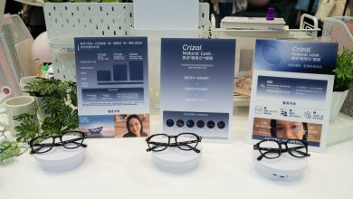 AI科技結合鏡片升級!依視路發表2026系列新品 打造全新視覺體驗 3 依視路陸遜梯卡亮相2026重點新品,鑽潔輕隱光鍍膜透過高階輕隱美學科技,精準控制反射光的殘留色表現。 (圖/依視路提供)