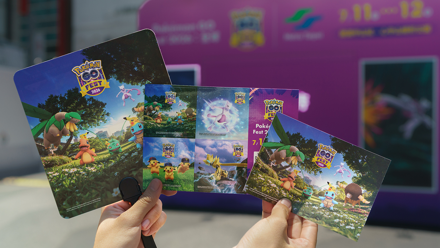 「Pokémon GO Fest 2026：全球」主題紀念品，現場出示遊戲畫面即可領取手拿扇。追蹤官方社群帳號即可領取主題明信片。使用「誰是你的最愛？」拍照並上傳分享即可領取活動主題貼紙。（圖／Pokémon GO團隊提供）