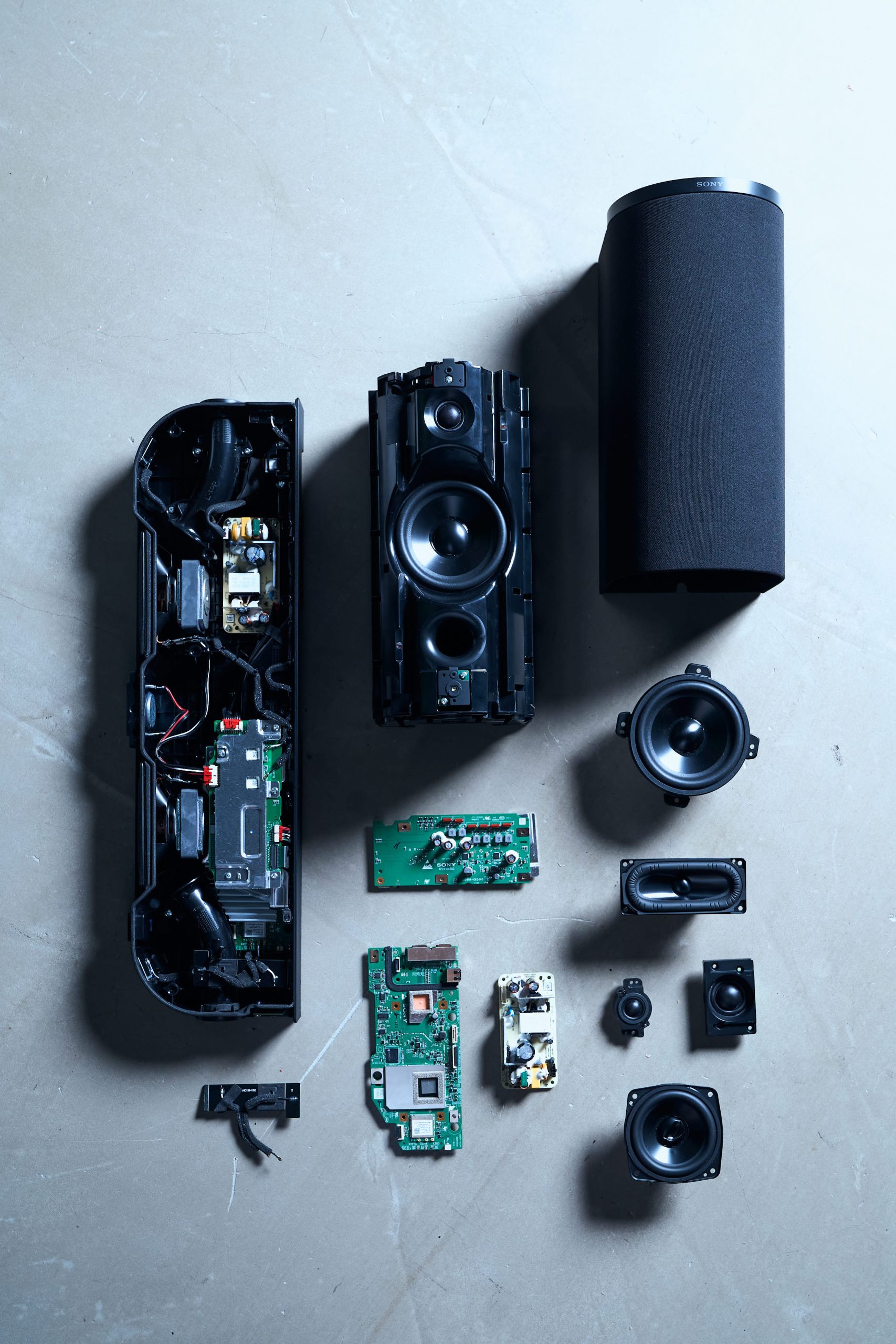 Sony 全新BRAVIA True RGB 系列完美結合BRAVIA Theatre Trio旗艦級三件式家庭劇院系統，以頂尖的影音品質讓影院級的視聽感動在居家精彩上演！（圖／Sony提供）
