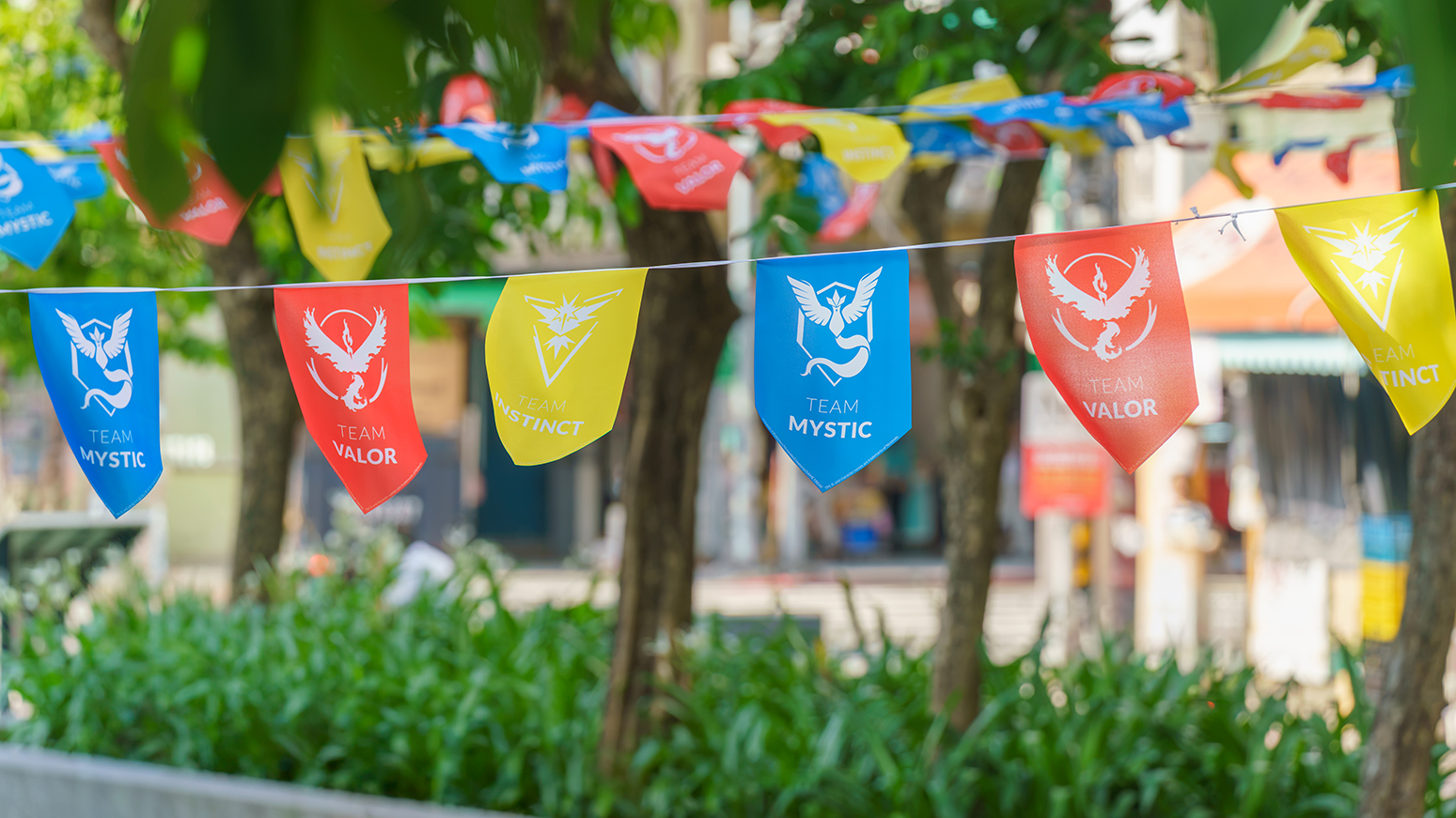 「Pokémon GO Fest 2026:全球」活動倒數!7/11至7/12亮相心中山線形公園 4 整個心中山廊道也在充滿隊伍旗幟的妝點下充滿氛圍感。(圖/Pokémon GO團隊提供)