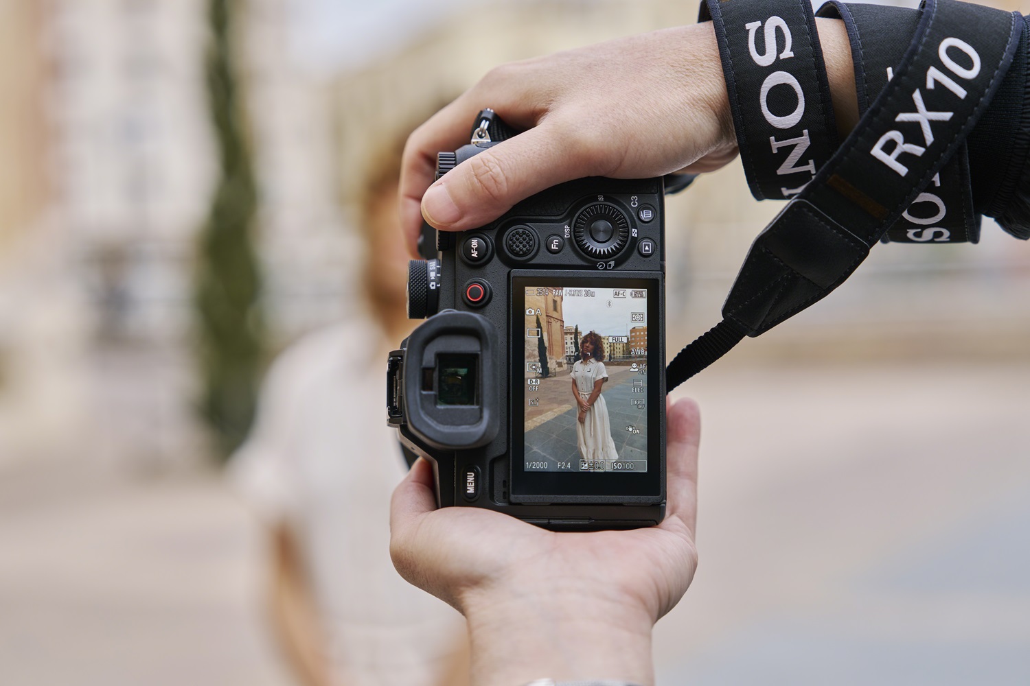Sony RX10 V 所配備的 3 吋可翻轉式 LCD 螢幕同步升級至約 162 萬點解析度，並支援水平、垂直選單顯示。（圖／Sony提供）