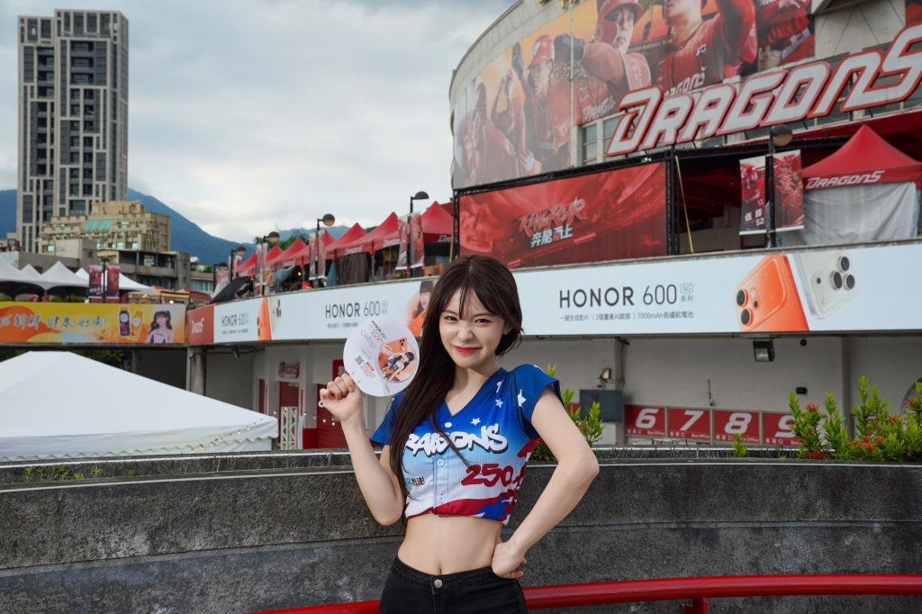 李多慧與 HONOR 的合作廣告看板亮相天母棒球場，吸引球迷與粉絲駐足拍照。（圖／HONOR提供）