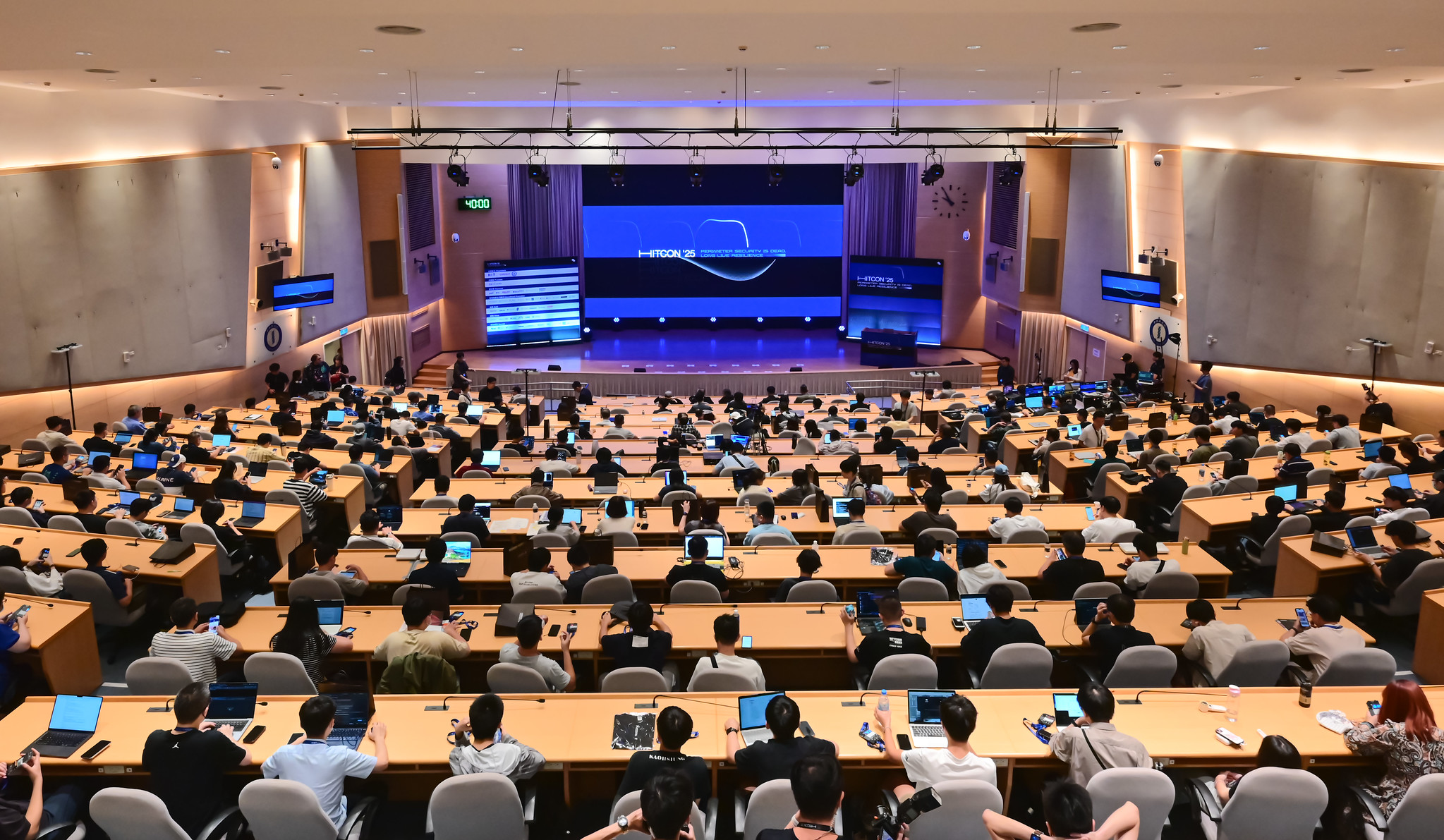 年度資安盛會 HITCON 2026 台灣駭客年會將以 「When AI Acts Hacking the Age of Agentic Systems」 為主題，聚焦 Agentic AI 所帶來的新型攻擊面、安全治理與系統設計挑戰