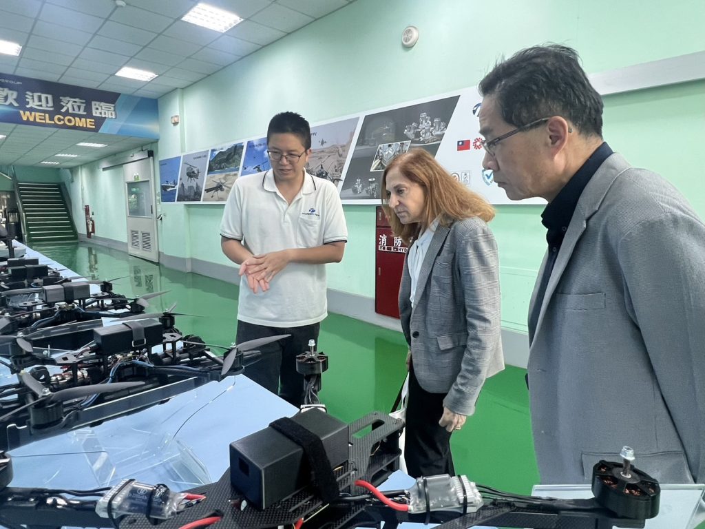 美國華府知名智庫德國馬歇爾基金會主任葛來儀（Bonnie Glaser）昨（9）日實地參訪台中指標企業漢翔航空及雷虎科技。（圖／台中市政府提供）