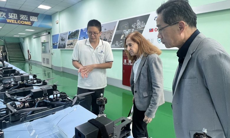 美國華府知名智庫德國馬歇爾基金會主任葛來儀（Bonnie Glaser）昨（9）日實地參訪台中指標企業漢翔航空及雷虎科技。（圖／台中市政府提供）