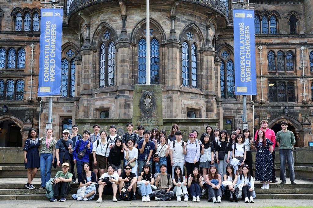 臺師大師生於英國格拉斯哥大學合影，完成為期兩週的永續領導暑期課程。