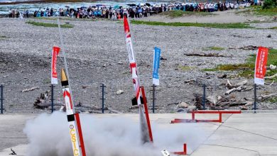 台灣盃火箭競賽屏東旭海圓滿落幕 蕭美琴見證青年逐夢太空 3 縣府特別與國立屏科實中另一支隊伍「NEHSP Launches the Rocket」合作,把全運會的主視覺「必勝之路」印製在火箭上,隨著火箭順利發射升空,祝福明年全運會及選手成績一飛沖天。(圖/國家太空中心提供)