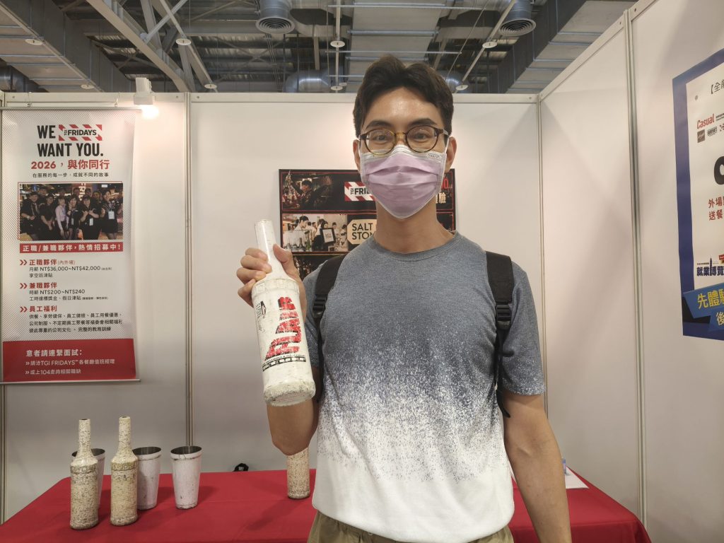 精選 5 參加就業博覽會的朱先生分享,到就業博覽會想了解各產業狀況,因為最近AI很夯,也會參加講座了解更多AI趨勢。(圖/記者許若茵攝)