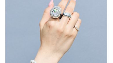 乍看恍若鴿子蛋的戒指，原來是萬代推出史上最小的「電子雞戒指」Tamagotchi Ring。（圖／取自萬代官網）