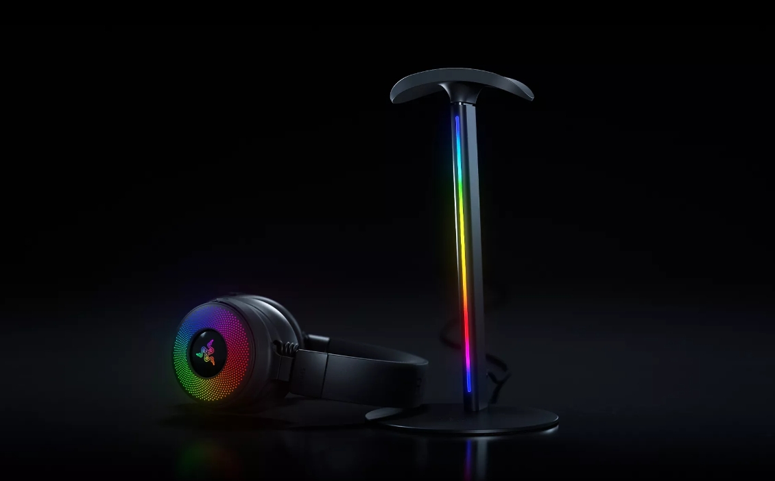 Razer Base Station V3 Chroma 的弧形防滑邊緣設計可支撐各種尺寸的耳機,同時將壓力分散到頭帶上,包括更大、更重的型號。(圖/取自RAZER官網)
