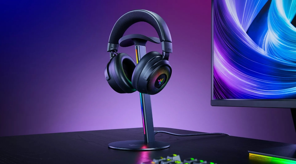 Razer Base Station V3 Chroma耳機支架,具備了無縫耳機偵測功能即可觸發使用者在Razer Synapse中選擇的設置,從切換音訊裝置、啟動遊戲到變更 Razer Chroma RGB 燈光效果。(圖/取自RAZER官網)