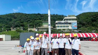 受國家太空中心表演邀請 淡江第5支火箭發射成功 4 1 航太系太空科技實驗室成員於發射前合影