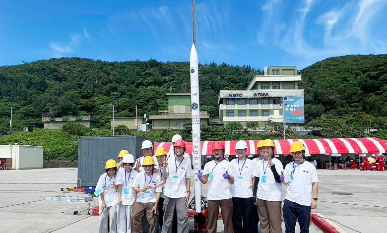 1 航太系太空科技實驗室成員於發射前合影