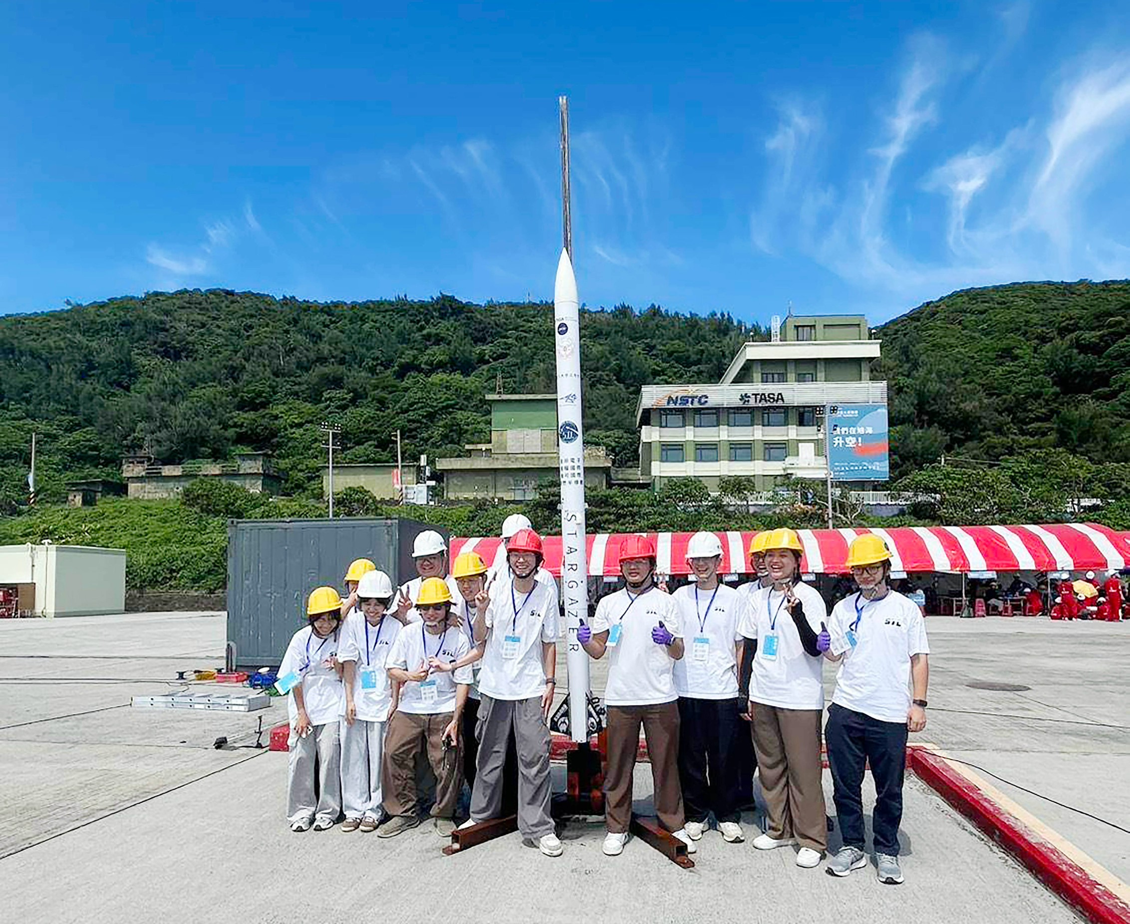 受國家太空中心表演邀請 淡江第5支火箭發射成功 1 1 航太系太空科技實驗室成員於發射前合影