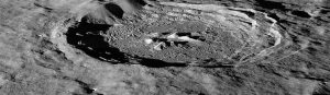月震變身「探冰雷達」!科學家找到尋找月球地下冰的新方法 1 NASA「月球勘測軌道器」拍攝的海恩隕石坑影像。類似的月球隕石坑深處可能藏有水冰。(圖/NASA/GSFC/Arizona State University)