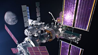 月球上的第一個「機場」 Gateway月球太空站迎太空交通新挑戰 4 距離地球近24萬英里的月球,即將迎來首座太空港Gateway;工程師已制定數學飛行手冊與軌道「交通規則」,讓多艘太空船能在這個人類探索史上最具挑戰性的環境之一安全運行。(圖/NASA)