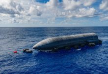 SpaceX第13次Starship試飛後，Ship 40在印度洋濺落並保持完整，SpaceX回收團隊展開海上回收作業。（圖／SpaceX）