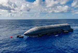 SpaceX挑戰「星艦」塔式捕捉!馬斯克:最快數月內由發射塔直接接住 1 SpaceX第13次Starship試飛後,Ship 40在印度洋濺落並保持完整,SpaceX回收團隊展開海上回收作業。(圖/SpaceX)