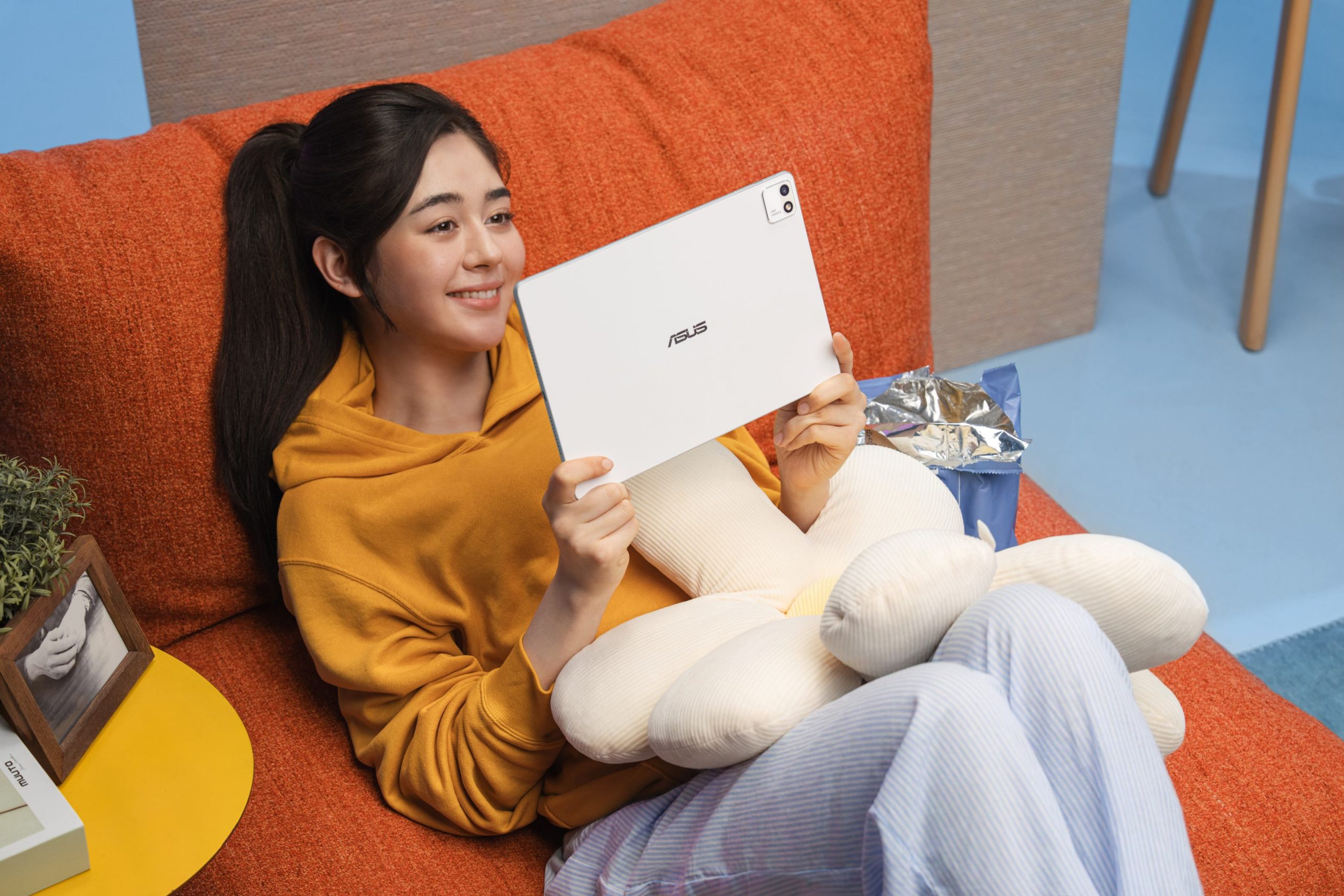 ASUS Pad 配備 12.2 吋雙層 OLED 護眼螢幕與四聲道Dolby Atmos®環繞揚聲器，從視覺到聽覺全方位顧及 Me Time 品質。（圖／華碩提供）