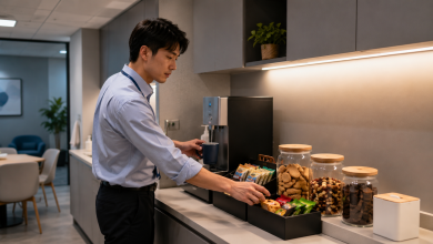 辦公室茶水間的零食擺放距離，可能會影響拿取行為，而且男性組觀察到的差異較為明顯。（圖／AI生成）