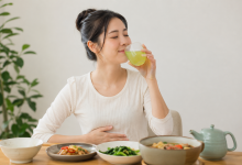 很多人飯後習慣喝杯茶「解油膩」，甚至把喝茶當成瘦身小撇步。（圖／AI生成）