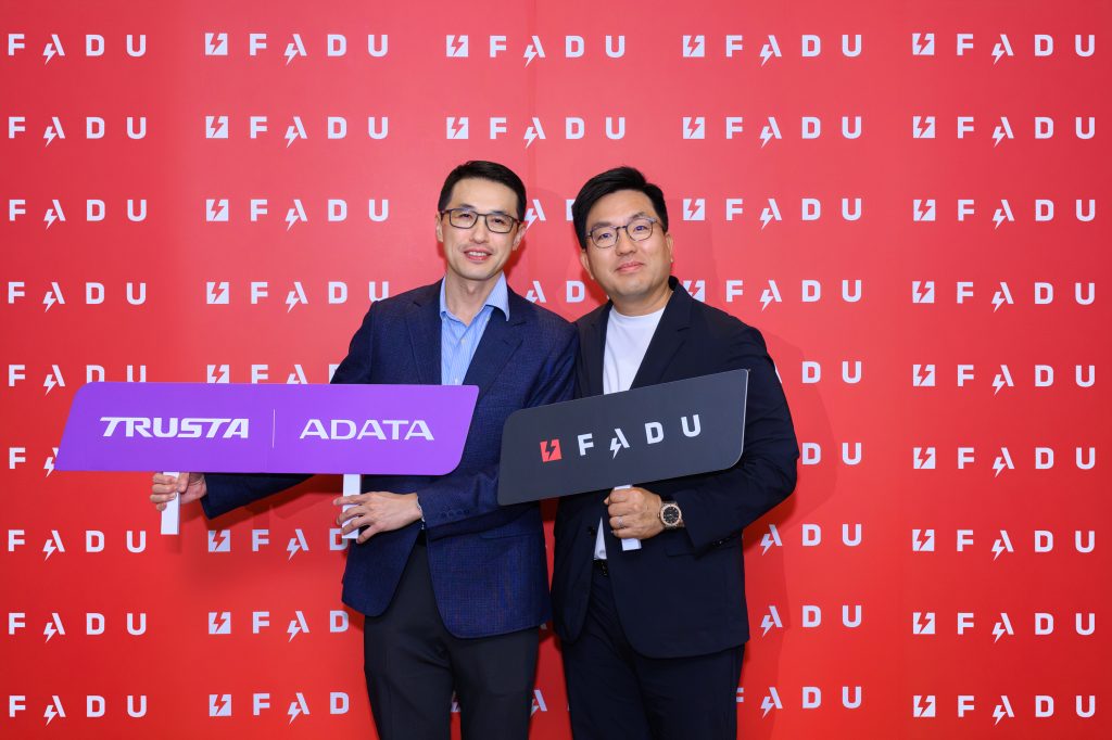 FADU 商務長金泰均（Tony Kim，圖右）與威剛科技企業應用事業群副總經理李家瑋（圖左）合影，雙方深化企業級 SSD 合作，攜手拓展台灣及全球 AI 資料中心與企業級儲存市場。（圖／FADU提供）