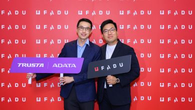 FADU 商務長金泰均（Tony Kim，圖右）與威剛科技企業應用事業群副總經理李家瑋（圖左）合影，雙方深化企業級 SSD 合作，攜手拓展台灣及全球 AI 資料中心與企業級儲存市場。（圖／FADU提供）