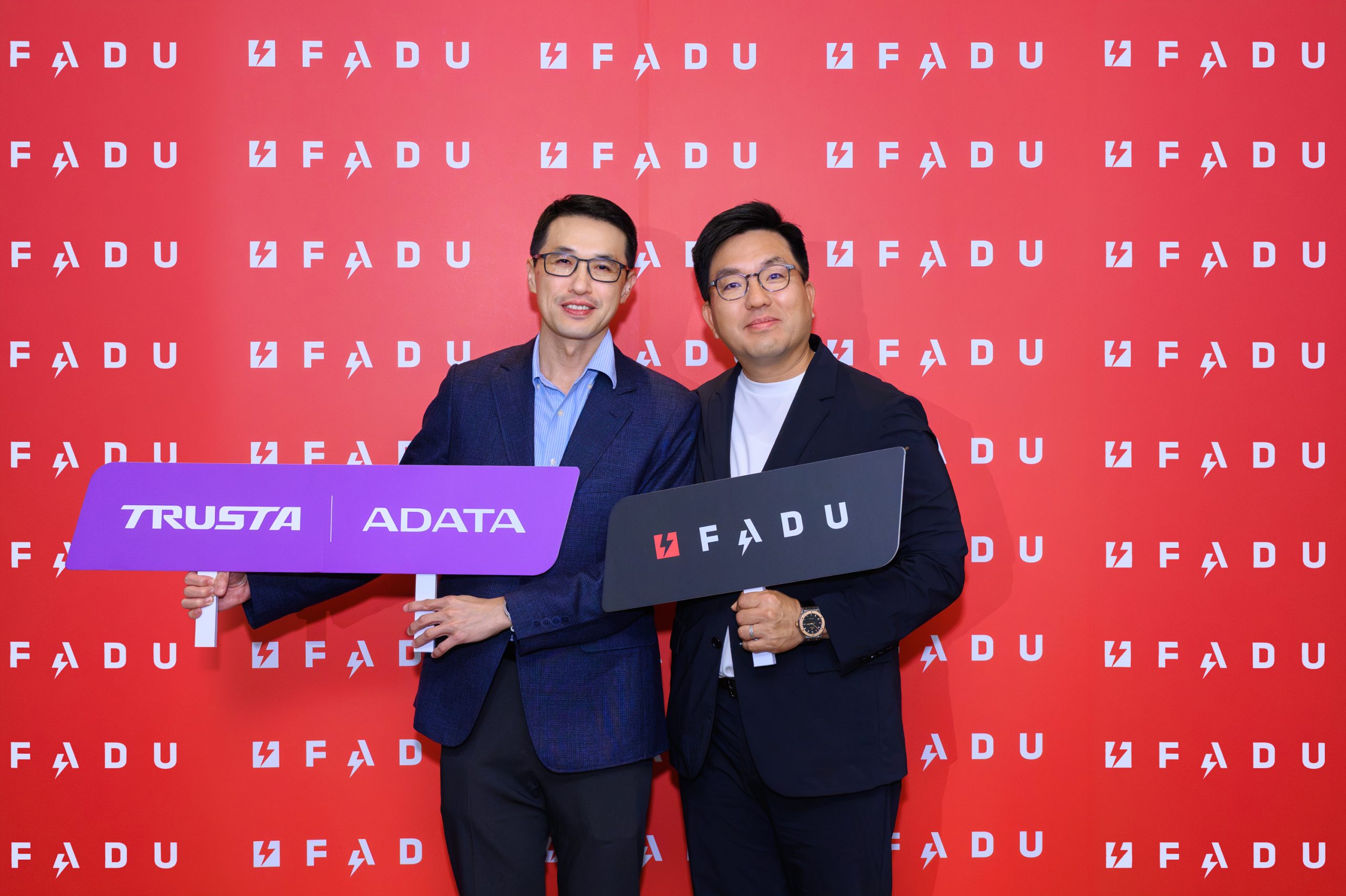 FADU 商務長金泰均（Tony Kim，圖右）與威剛科技企業應用事業群副總經理李家瑋（圖左）合影，雙方深化企業級 SSD 合作，攜手拓展台灣及全球 AI 資料中心與企業級儲存市場。（圖／FADU提供）