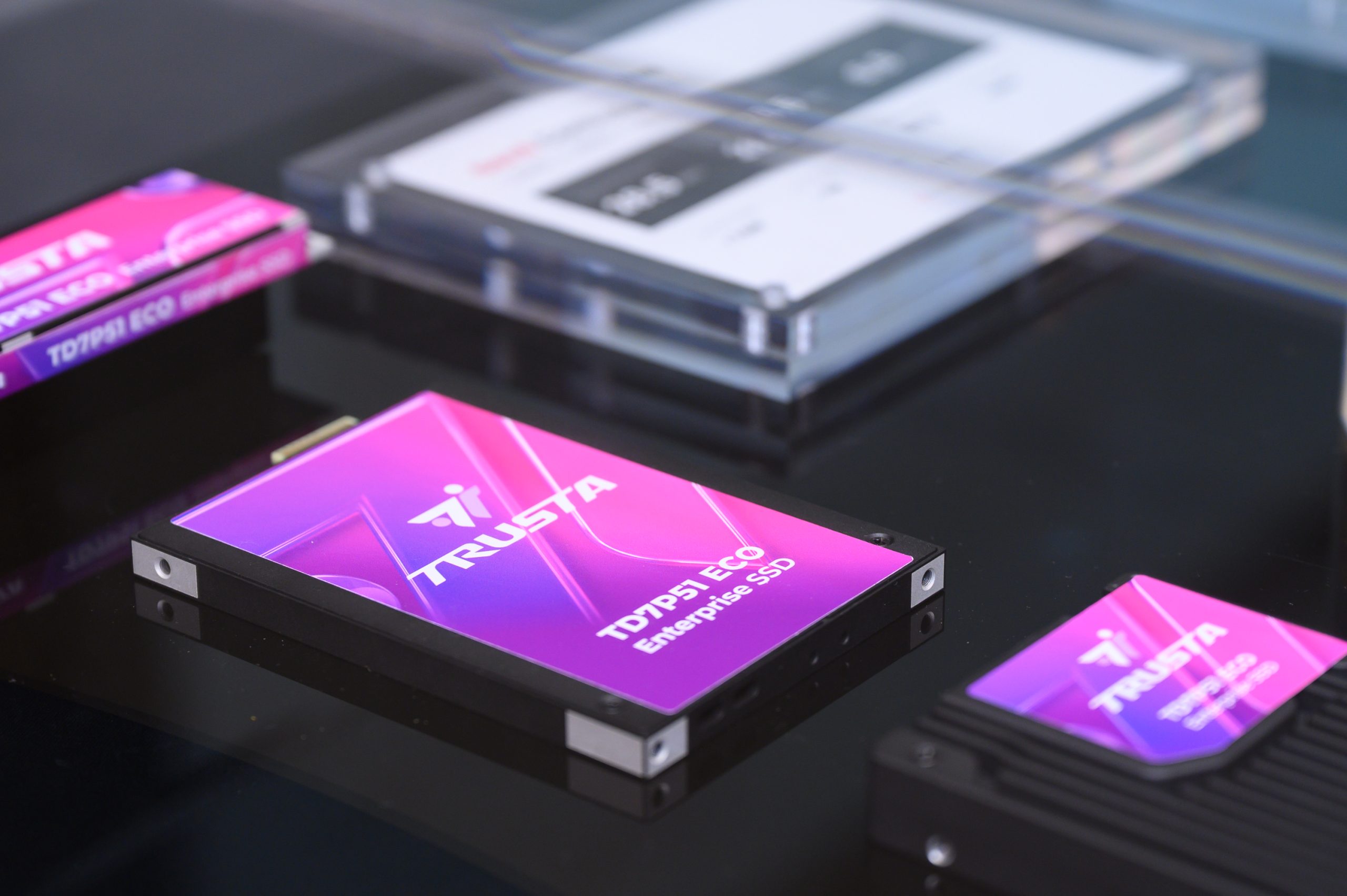FADU 展出與重要合作夥伴威剛共同打造的 TRUSTA「TD7P51 ECO」PCIe Gen5 企業級 SSD，搭載 FADU SSD 控制器及相關解決方案技術「FADU 2.0」願景（圖／FADU提供）