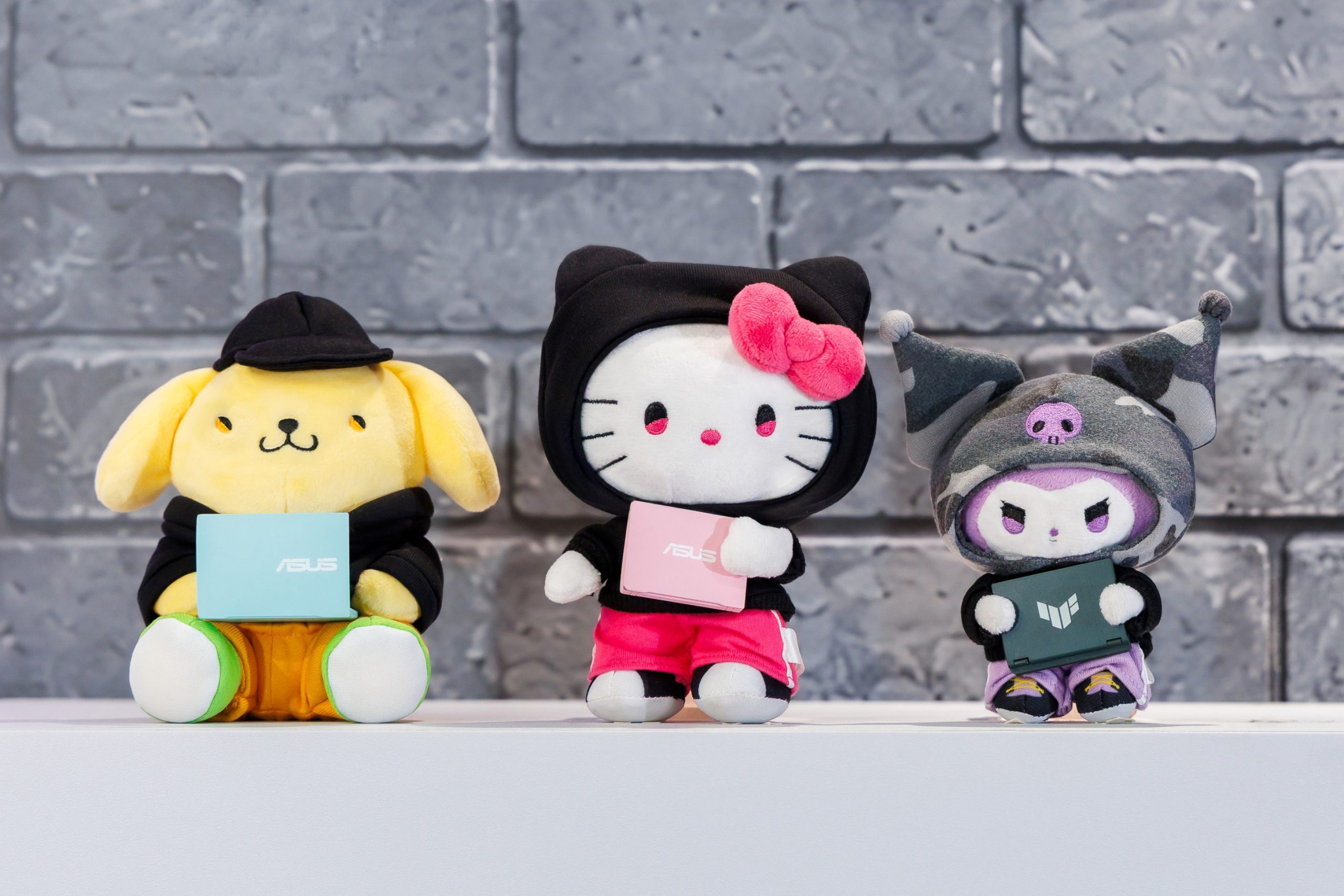 Hello Kitty、布丁狗與酷洛米三大人氣角色換上期間限定潮流造型，大玩街頭美學，懷中精巧還原的ASUS／TUF Gaming迷你筆電更是造型亮點。（圖／華碩提供）
