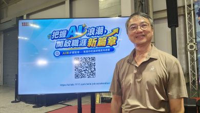 AI衝擊勞動市場 1111策略長點名「4大AI履歷工具」求職超便利 3 1111人力銀行策略長劉政宏以「AI時代求職工具導覽」為題,提醒求職者善用4大AI工具強化求職競爭力。(圖/記者許若茵攝)
