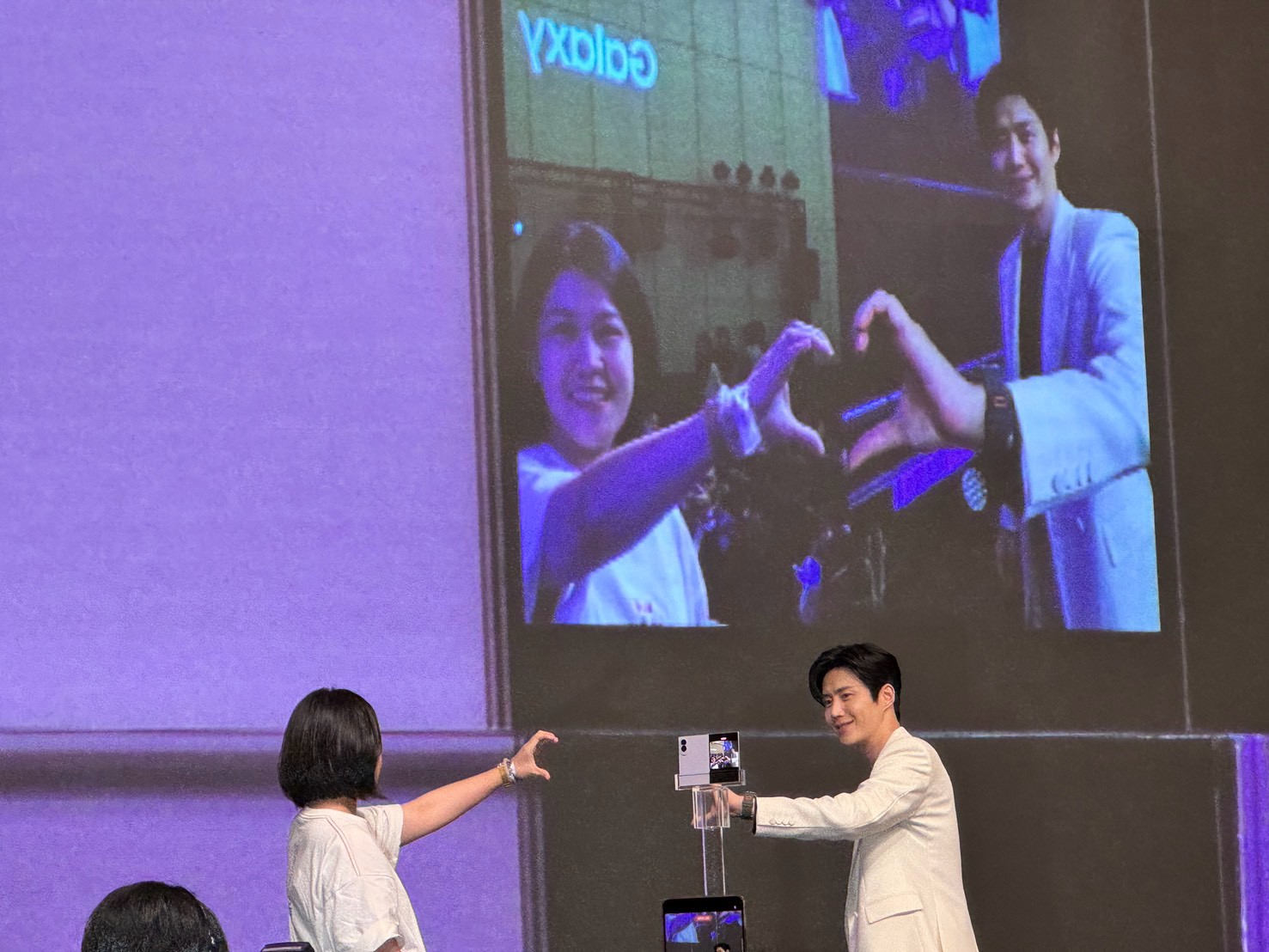 韓流男神金宣虎站台三星Galaxy Z Fold 8!大秀私房照片飯灑粉絲 4 金宣虎與幸運星粉啟動前、後鏡頭錄影,搭配摺疊機獨有的封面螢幕即時預覽,大展趣味互動。(圖/記者 孟圓琦攝)