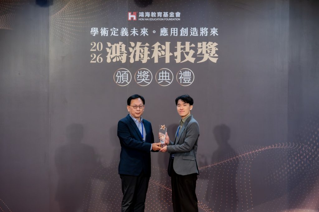 AI預測電池材料結構準確率達96% 臺科大吳亮廷獲鴻海科技獎肯定 1 國立臺灣科技大學化工系博士生吳亮廷榮獲2026年鴻海科技獎首屆新增應用組肯定。(圖/臺科大提供)