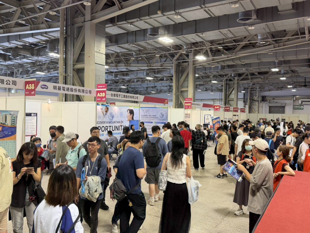 精選 1 今(15)日由1111人力銀行協辦、台北市政府勞動局主辦的「Team Taipei挺就業─青年✦科技✦未來」AI產業鏈就業博覽會盛大登場。(圖/記者陳婗華攝)