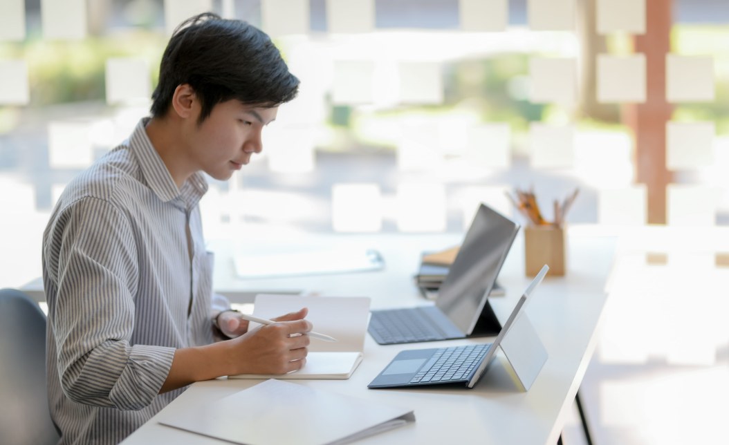 AI排擠企業招募新鮮人預算!畢業生不只互相競爭 還得與AI搶工作 1 上班族、面試、履歷、職涯。 (圖/123RF)