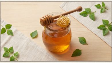 蜂蜜是一種天然甜味劑，除了提供甜味，也含有抗氧化物及其他化合物，可能帶來超越一般糖類的健康益處。（圖／AI生成）